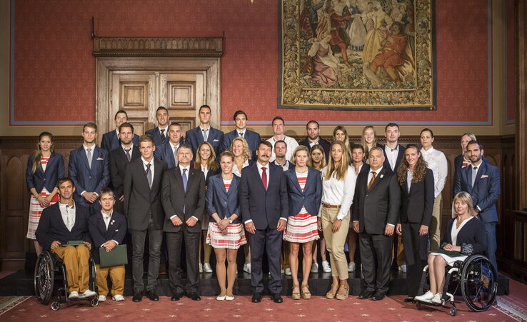 A Rio de Janeiró-i olimpián és paralimpián érmet szerzett magyar sportolók csoportképe Áder János államfővel, Orbán Viktor miniszterelnökkel és Kövér László házelnökkel az Országház Gobelin termében (Fotó: MTI)