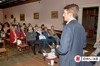 Pásztor Bálint beszél a résztvevőkhöz (Gergely Árpád felvétele)