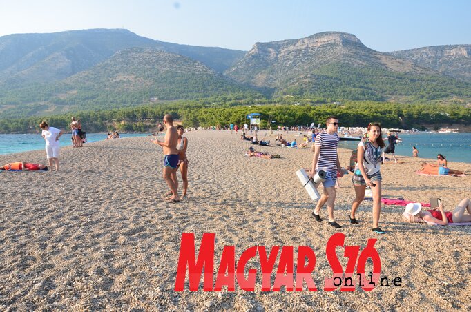 A bóli strandnyelv, felette, bal oldalon az adriai szigetek legmagasabb csúcsa A bóli strandnyelv, felette, bal oldalon az adriai szigetek legmagasabb csúcsa