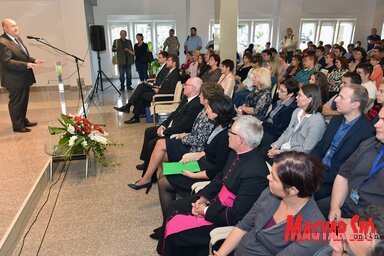 Pásztor István:  Csak akkor lesznek orvosaink, jogászaink, mérnökeink és tanáraink, ha – ugyanúgy, ahogy angolul – gyerekeink megtanulnak szerbül is (Ótos András)
