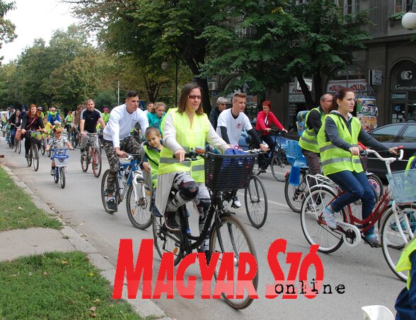 A biciklisek nyolc kilométeres túrát tettek a város utcáin (Homolya Horváth Ágnes)