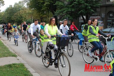 A biciklisek nyolc kilométeres túrát tettek a város utcáin (Homolya Horváth Ágnes)