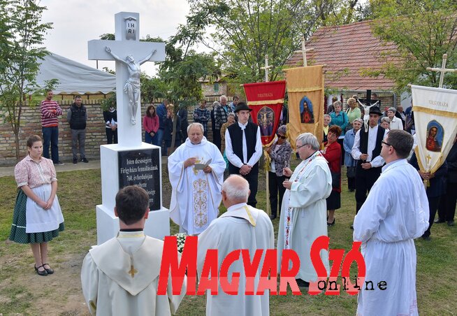 A Firigyháza 760 éves fennállására emelt kereszt felszentelése (Gergely Árpád felvétele) A Firigyháza 760 éves fennállására emelt kereszt felszentelése (Gergely Árpád felvétele)
