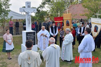 A Firigyháza 760 éves fennállására emelt kereszt felszentelése (Gergely Árpád felvétele)
