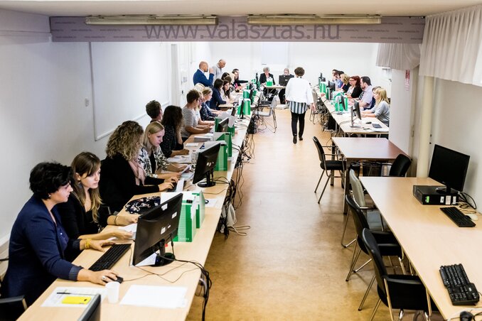 Az azonosító nyilatkozatok ellenőrzését 32 munkatárs végzi 16 számítógépen (Fotó: MTI)