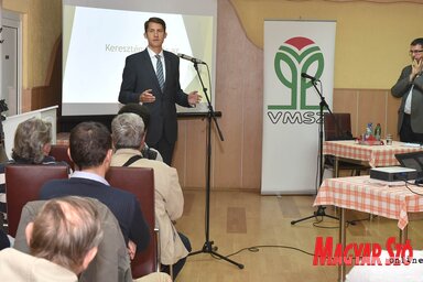 A valóban érdekes előadás nemcsak az újvidékieknek keltette fel a figyelmét, a dél-bácskai körzet számos településéről érkeztek nézők, akárcsak fiatalok is, az Európa Kollégiumból (Ótos András felvétele)