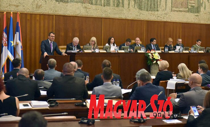 Igor Mirović ismerteti a költségvetés módosításának részleteit (Ótos András felvétele)