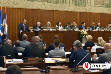 Igor Mirović ismerteti a költségvetés módosításának részleteit (Ótos András felvétele)