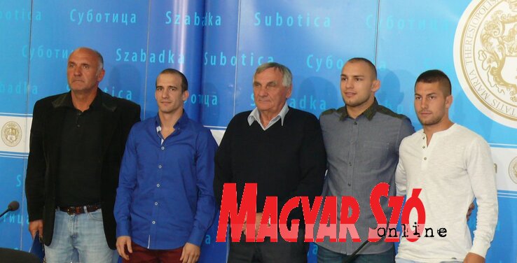 A szerződés aláírása utáni pillanat (balról jobbra): Andrija Romić, Gazdag Krisztián, Sreten Damjanović, Aleksandar Maksimović, Nagy Tamás A szerződés aláírása utáni pillanat (balról jobbra): Andrija Romić, Gazdag Krisztián, Sreten Damjanović, Aleksandar Maksimović, Nagy Tamás