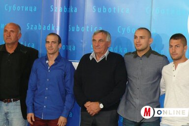 A szerződés aláírása utáni pillanat (balról jobbra): Andrija Romić, Gazdag Krisztián, Sreten Damjanović, Aleksandar Maksimović, Nagy Tamás