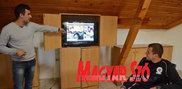 Dupai János, a Match-meeting ötletgazdája Volford Tibor edző társaságában ismerteti a szubjektív elemzőrendszert (fotó: Molnár Edvárd) Dupai János, a Match-meeting ötletgazdája Volford Tibor edző társaságában ismerteti a szubjektív elemzőrendszert (fotó: Molnár Edvárd)