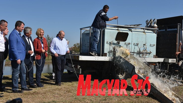 Az átadást azonnal halasítás követte, hogy a horgászoknak ne kelljen megvárni, hogy felszaporodjon a halállomány (Ótos András felvétele)