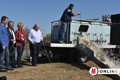 Az átadást azonnal halasítás követte, hogy a horgászoknak ne kelljen megvárni, hogy felszaporodjon a halállomány (Ótos András felvétele)