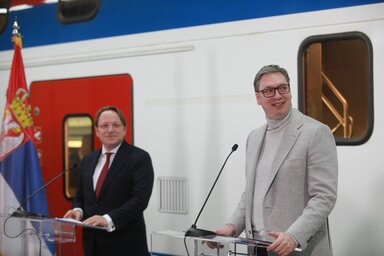 Várhelyi Olivér és Aleksandar Vučić a belgrádi Prokop vasútállomáson tartották meg sajtótájékoztatójukat (Fotó: Beta)
