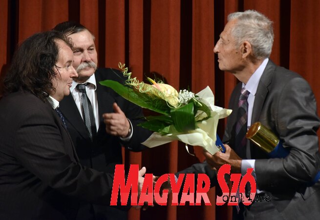 A díjátadás pillanata (Ótos András felvétele)