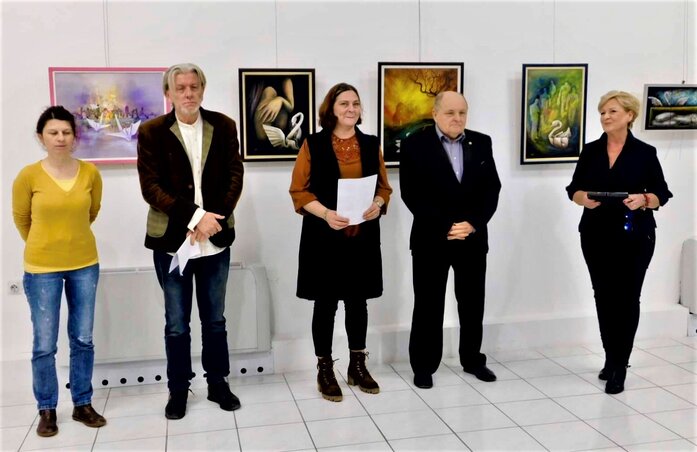 A kiállítás megnyitója, középen Zerebélyi Tényi Edit (Fotó: Snežana S. Davidović) A kiállítás megnyitója, középen Zerebélyi Tényi Edit (Fotó: Snežana S. Davidović)