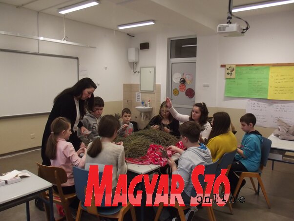 A gyermekek Gavrić Jelena tanárnő segítségével szárított levendulából csokrokat készítettek (Fotó: Vidács Hajnalka)