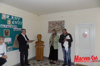 Vajda Attila, Nyilas Leonov Anita és Erdélyi István leplezték le a szobrot (Jenei Klementina felvétele)