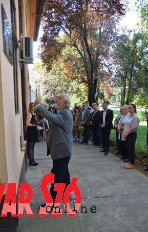 Dr. Mák Ferenc megkoszorúzza a Csépe-emléktáblát (Lakatos János felvétele) Dr. Mák Ferenc megkoszorúzza a Csépe-emléktáblát (Lakatos János felvétele)