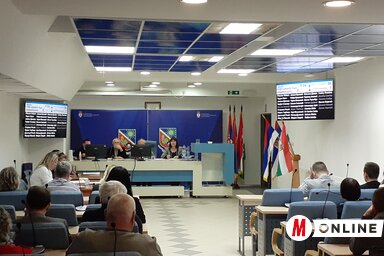 Munkában a községi képviselők (Fotó: Fúró Dénes felvétele)