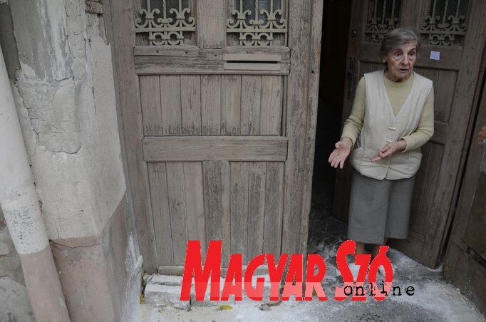 Anna néni mésszel szórta be a bejáratot Anna néni mésszel szórta be a bejáratot