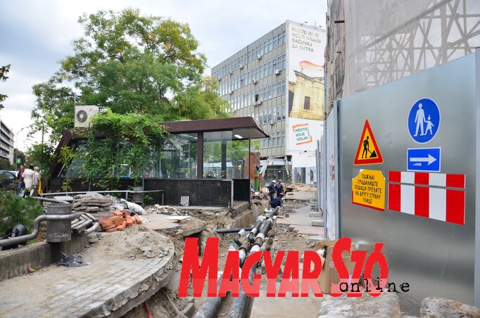 A belváros szívében komoly közlekedési káoszt okoznak a csővezeték-rekonstrukciós munkálatok, a lakásokban azonban egy percig sem lesz hideg (Dávid Csilla felvétele)