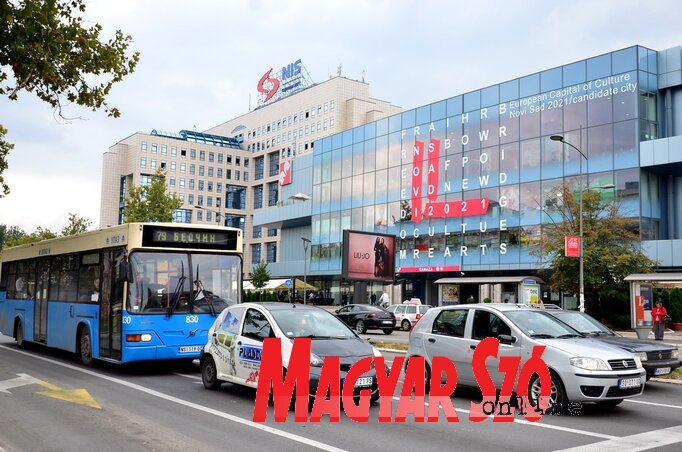 Az eredményhirdetés idejének közeledtével egyre hevesebb kampányt folytatnak a székvárosban, a címelnyerési pályázatot úton-útfélen hirdetik, bevásárlóközpontok, közintézmények falait borítják a Novi Sad 2021 feliratú üzenetek (Dávid Csilla felvétele)