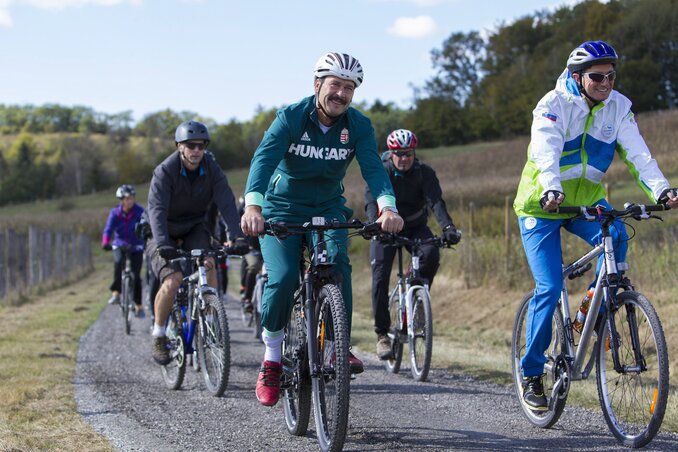 Elöl Áder János és Borut Pahor „kerekezik” (Fotó: MTI)