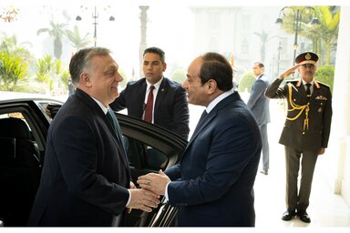 Orbán Viktor és Abdel-Fattáh esz-Szíszi kezet fog (Fotó: MTI/Miniszterelnöki Sajtóiroda)