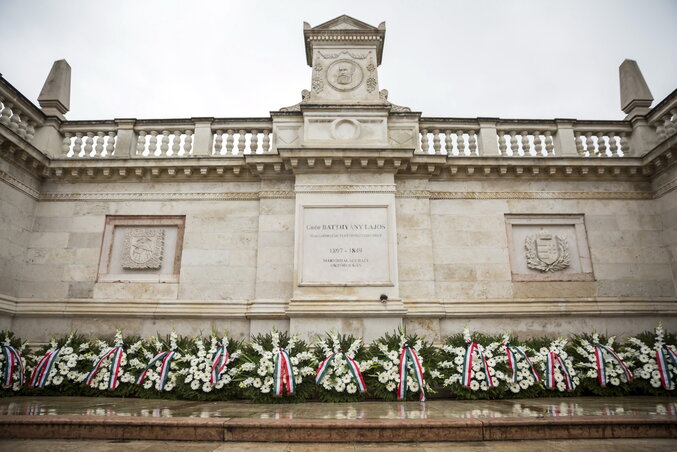 Koszorúk Batthyány Lajos és családja nyughelyénél (Fotó: MTI)