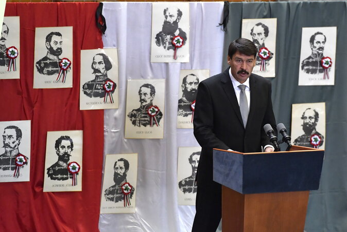 Áder János beszédet mond az ócsai Halászy Károly Általános Iskolában (Fotó: MTI)