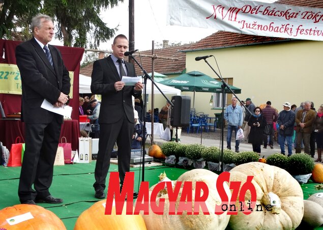 Snajder Sándor, a Kertbarátkör elnöke és Ótott Róbert tartományi tisztségviselő a tökfesztivál megnyitóján (Góbor Béla felvétele) Snajder Sándor, a Kertbarátkör elnöke és Ótott Róbert tartományi tisztségviselő a tökfesztivál megnyitóján (Góbor Béla felvétele)