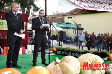 Snajder Sándor, a Kertbarátkör elnöke és Ótott Róbert tartományi tisztségviselő a tökfesztivál megnyitóján (Góbor Béla felvétele)