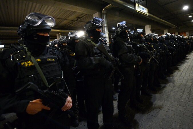 A TEK fegyveresei egy budapesti gyakorlaton (Fotó: MTI)