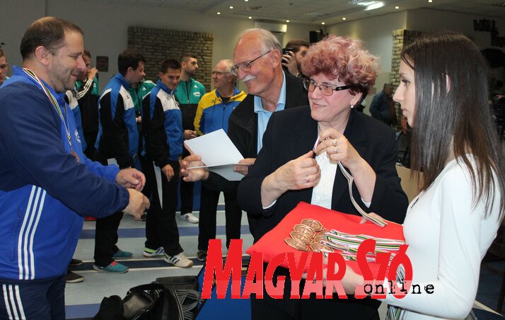 A díjátadás pillanatai: Uroš Dragojlović, a Szerbiai Tekeszövetség elnöke és Milan Uzelac A díjátadás pillanatai: Uroš Dragojlović, a Szerbiai Tekeszövetség elnöke és Milan Uzelac