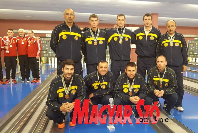 A Beograd csapata a serleggel, a háttérben a Sport játékosai, balról Zavarkó Vilmos A Beograd csapata a serleggel, a háttérben a Sport játékosai, balról Zavarkó Vilmos