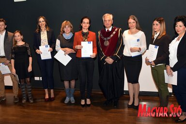 A 2015/2016-os tanévben a nemzetközi színtéren egyéni vagy csapatmunkával kimagasló eredményt elért hallgatók a rektor társaságában