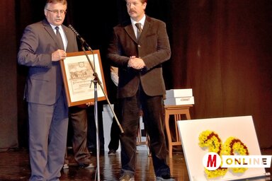 Magyar Ferenc főigazgató díszoklevelet adott át Lengyel László tagozatvezetőnek (Gergely Árpád felvétele)