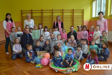 Az óvodások vendégül látták a tanácselnököt és a helyi közösség titkárát (Lakatos János felvétele)