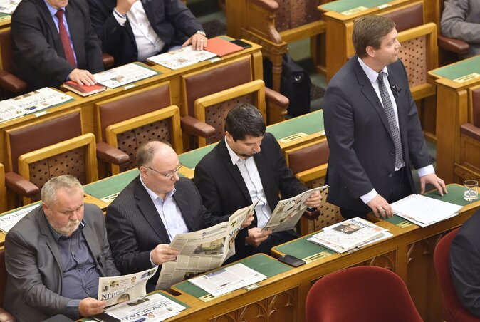 Tóth Bertalan, az MSZP frakcióvezetőjének felszólalása, párttársai a Népszabadság korábbi példányaival a kezükben (Fotó: MTI)