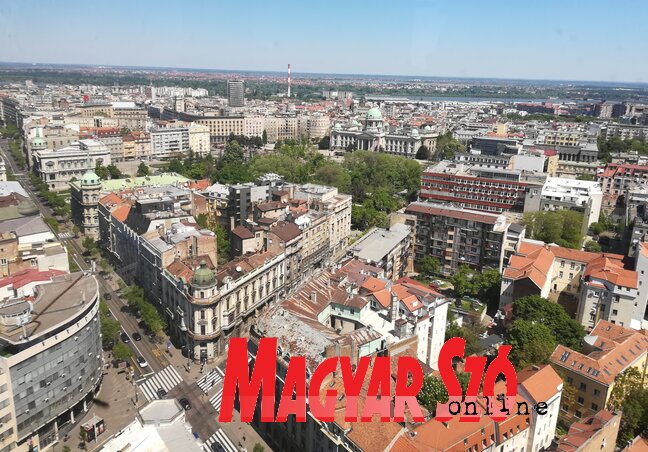 A száva partján, a Belgrád vízivárosban épül a főváros újabb legmagasabb tornya. A háttérben a gazella-híd, mögötte pedig a várost a szigettel összekötő híd (Most na Adi) – Miklós Hajnalka felvétele A száva partján, a Belgrád vízivárosban épül a főváros újabb legmagasabb tornya. A háttérben a gazella-híd, mögötte pedig a várost a szigettel összekötő híd (Most na Adi) – Miklós Hajnalka felvétele