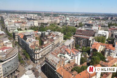 A száva partján, a Belgrád vízivárosban épül a főváros újabb legmagasabb tornya. A háttérben a gazella-híd, mögötte pedig a várost a szigettel összekötő híd (Most na Adi) – Miklós Hajnalka felvétele