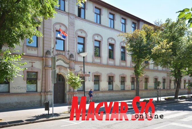 A gimnázium épületében mindhárom középiskolában rövidített órákat tartanak (Gergely Árpád felvétele) A gimnázium épületében mindhárom középiskolában rövidített órákat tartanak (Gergely Árpád felvétele)