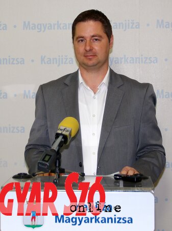 Huzsvár Ervin ismerteti a pályázati feltételeket (Puskás Károly felvétele)