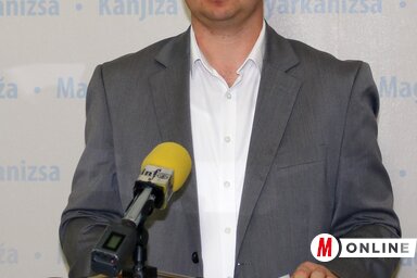 Huzsvár Ervin ismerteti a pályázati feltételeket (Puskás Károly felvétele)