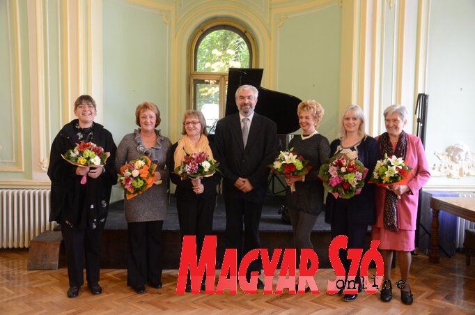 Az igazgató és a jubiláló dolgozók (Fotó: Molnár Edvárd)