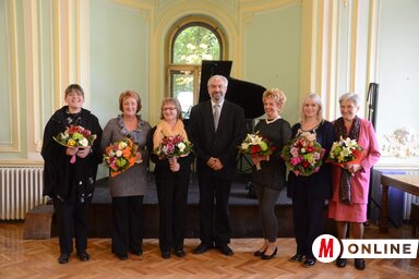 Az igazgató és a jubiláló dolgozók (Fotó: Molnár Edvárd)