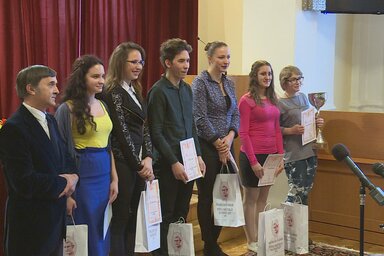 A beszédverseny díjazottjai a zsűri elnökével