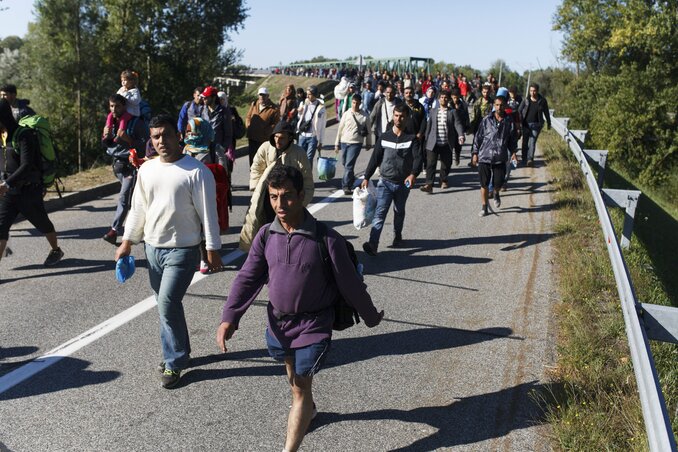 Tovarnikról érkezett migránsok gyalogolnak Botovo és Zákány között a horvát–magyar határ felé