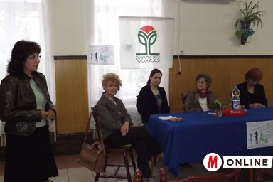 A Vajdasági Magyar Szövetség Női Fóruma által szervezendő Mindennapi hősnőink elnevezésű, beszélgetésekből álló sorozat egyik topolyai állomásán Paul Szikora Erzsébet mond köszöntőt (Szabó Anikó felvétele)